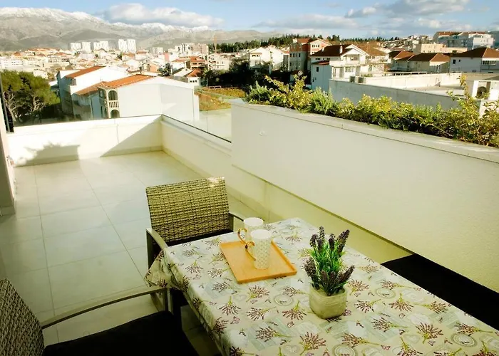 Camino - Near Mall Of Split